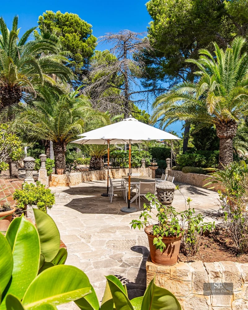 Exterior view of a modern villa featuring an infinity pool, lush garden, and contemporary architectural design. Luxury and comfort.