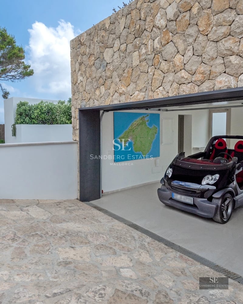 Spacious terrace with infinity pool, panoramic views. Modern design with elegant furniture and high-quality finishes.