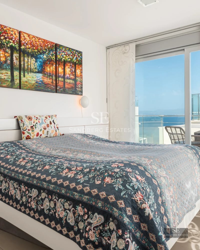 Modern villa with infinity pool, sun loungers, garden and panoramic sea views. Sleek design and bright, open spaces.