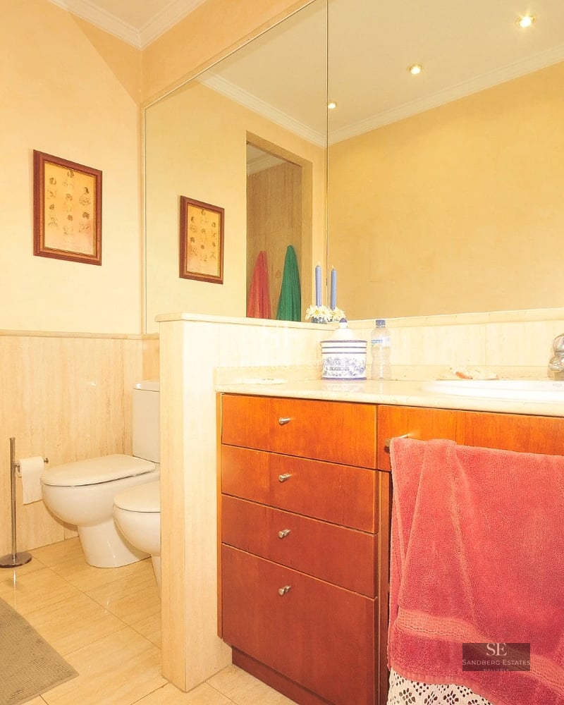 View of a modern swimming pool with loungers, surrounded by lush greenery and a stylish house. Minimalist design and natural light.