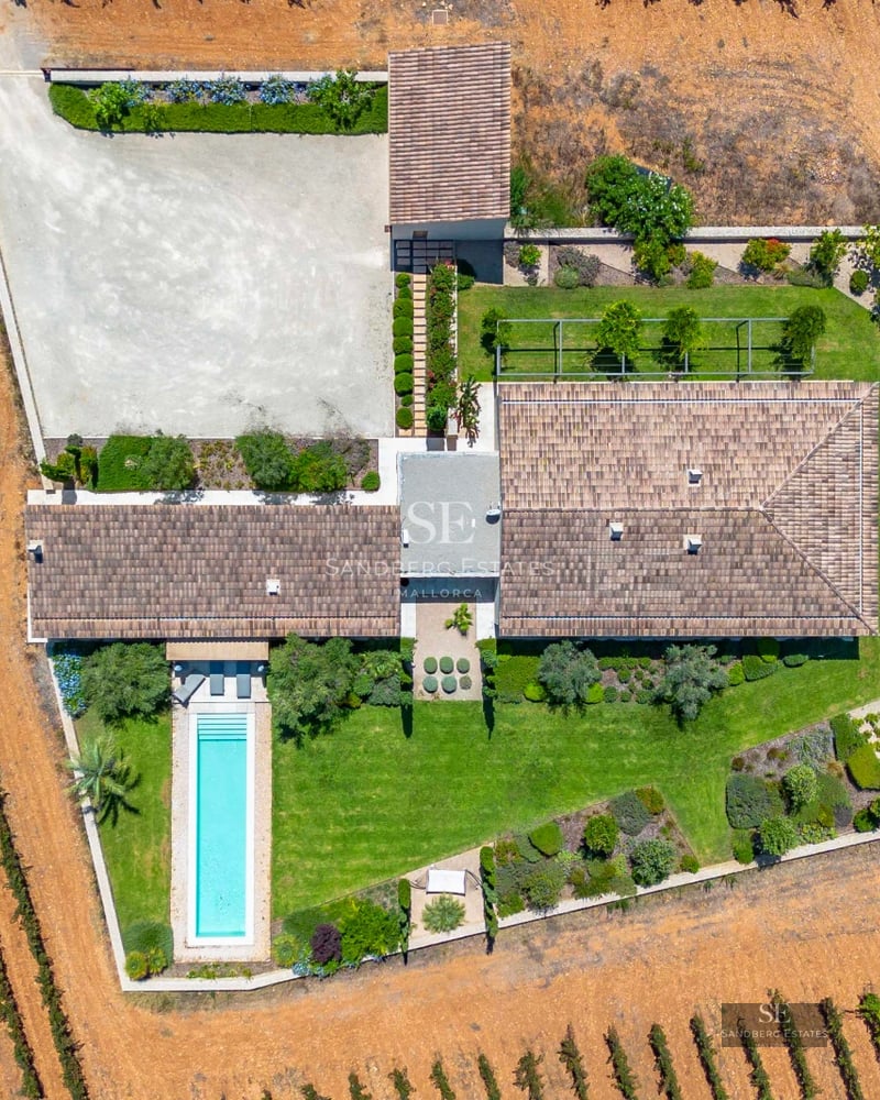Spacious living room with panoramic windows, natural light, light wood floors, modern sofas and garden view. Minimalist and elegant design.
