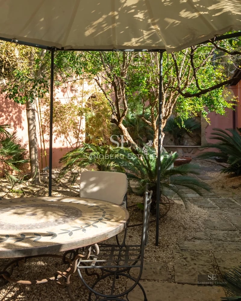 View of a modern villa featuring an infinity pool, sun loungers and lush garden. Minimalist architecture, luxury finishes, and abundant natural light.