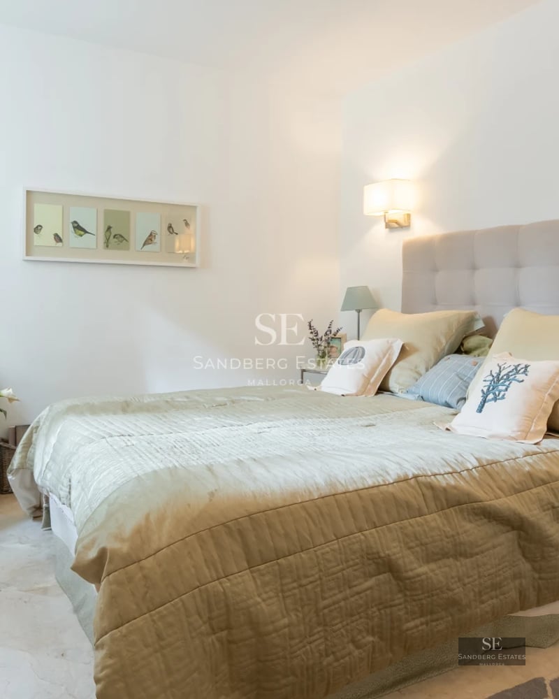 Panoramic view of an infinity pool with a glass edge and sea views. Modern design with sun loungers and lush vegetation.