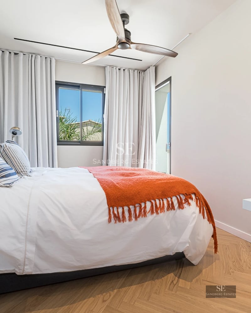 Penthouse moderne avec grandes baies vitrées, terrasse avec piscine et vues spectaculaires. Design minimaliste et élégant avec finitions de haute qualité.