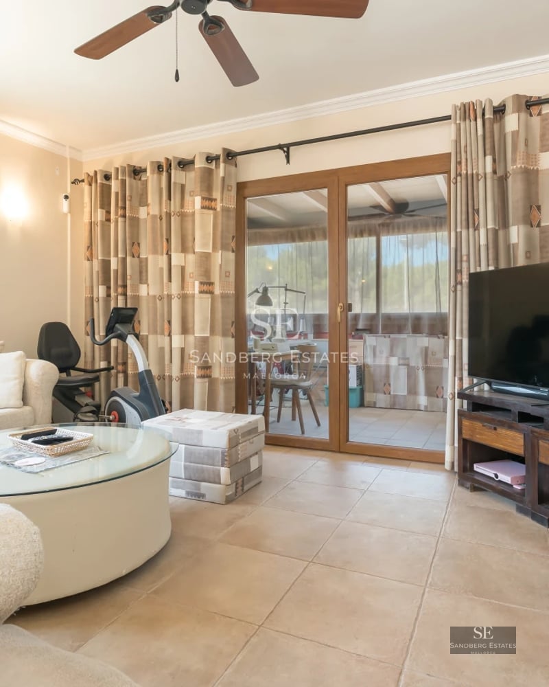 Image of a luxurious pool surrounded by a modern villa with large glass windows and a manicured garden. Minimalist architecture and lush vegetation.