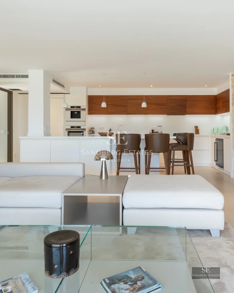 View of modern villa with pool. Minimalist white facade, large windows, impeccable lawn. Elegant and contemporary design.