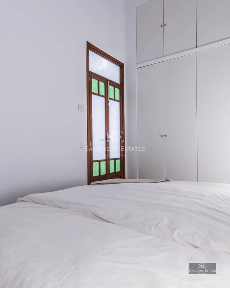 Exterior view of a modern villa with infinity pool, lush gardens and expansive terraces. Minimalist architecture, large windows, luxury finishes.