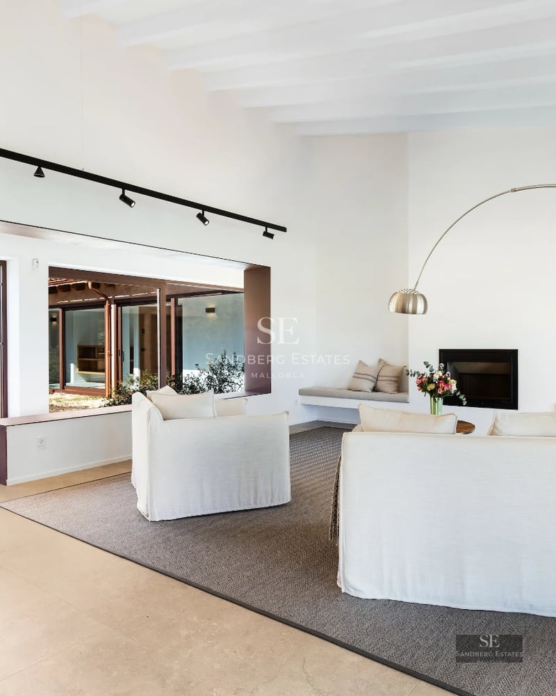 Exterior view of a luxurious modern villa featuring a pool, garden, and expansive terraces. Minimalist design and high-quality finishes.