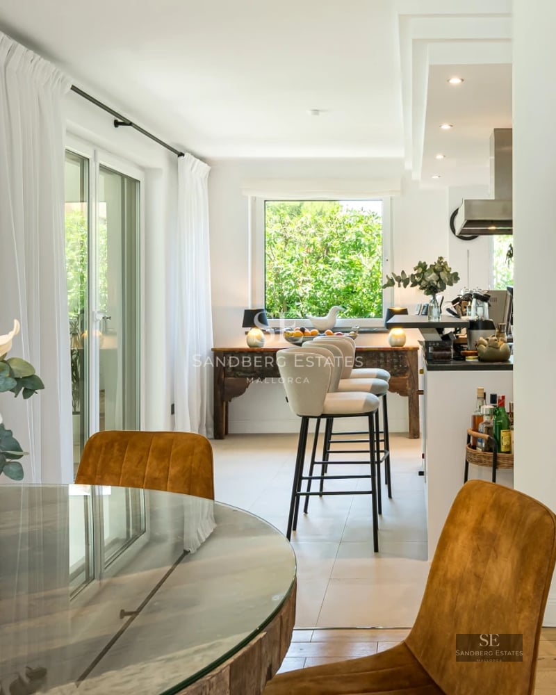 Expansive terrace with infinity pool. Panoramic views. Modern and elegant furniture. Ideal for enjoying the outdoors.