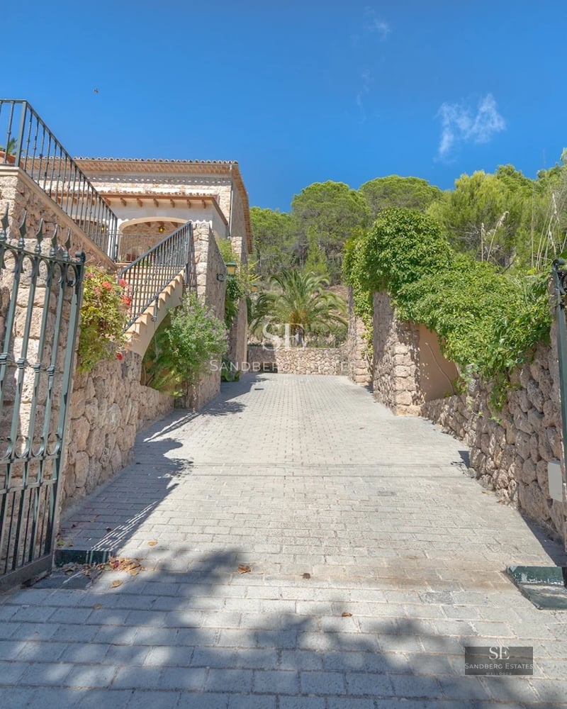 Exterior of modern home with shimmering pool. Minimalist architecture, large windows, and lush garden. Luxury and comfort.