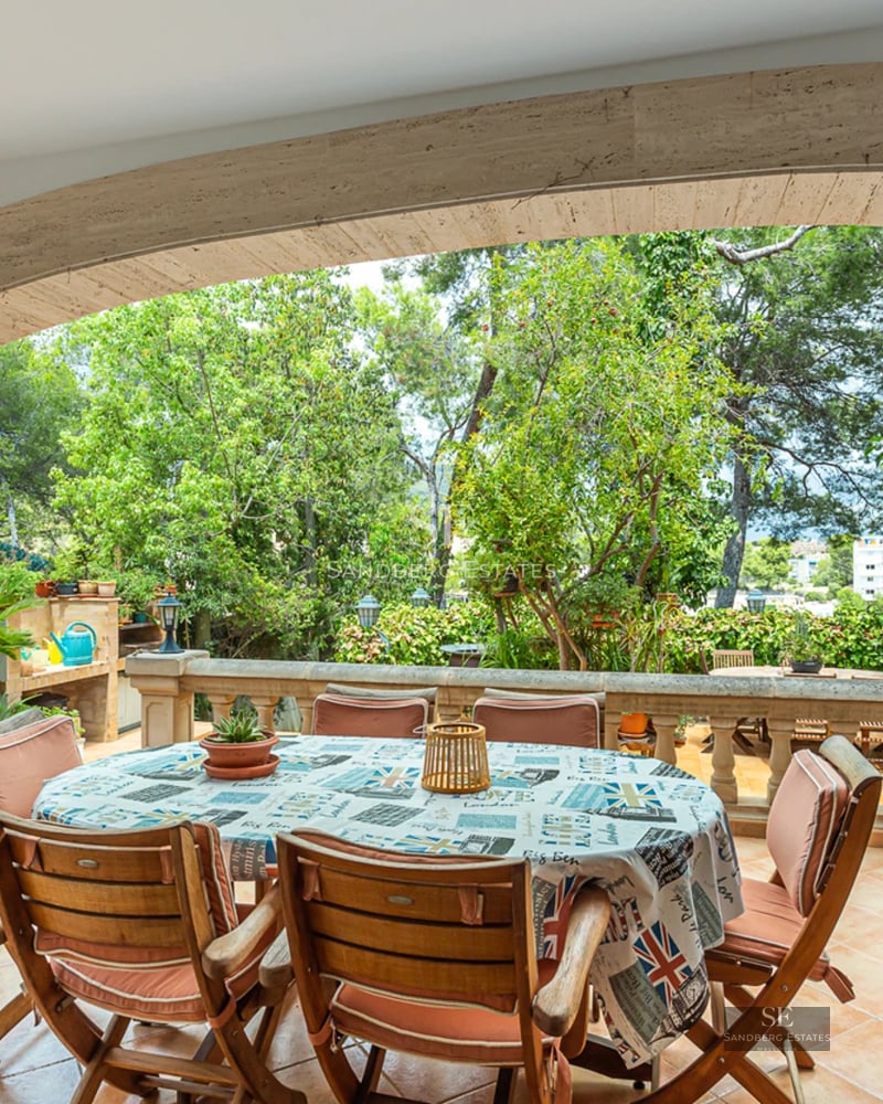Exterior view of a modern villa with infinity pool and large garden. Minimalist design with window walls maximizing natural light.