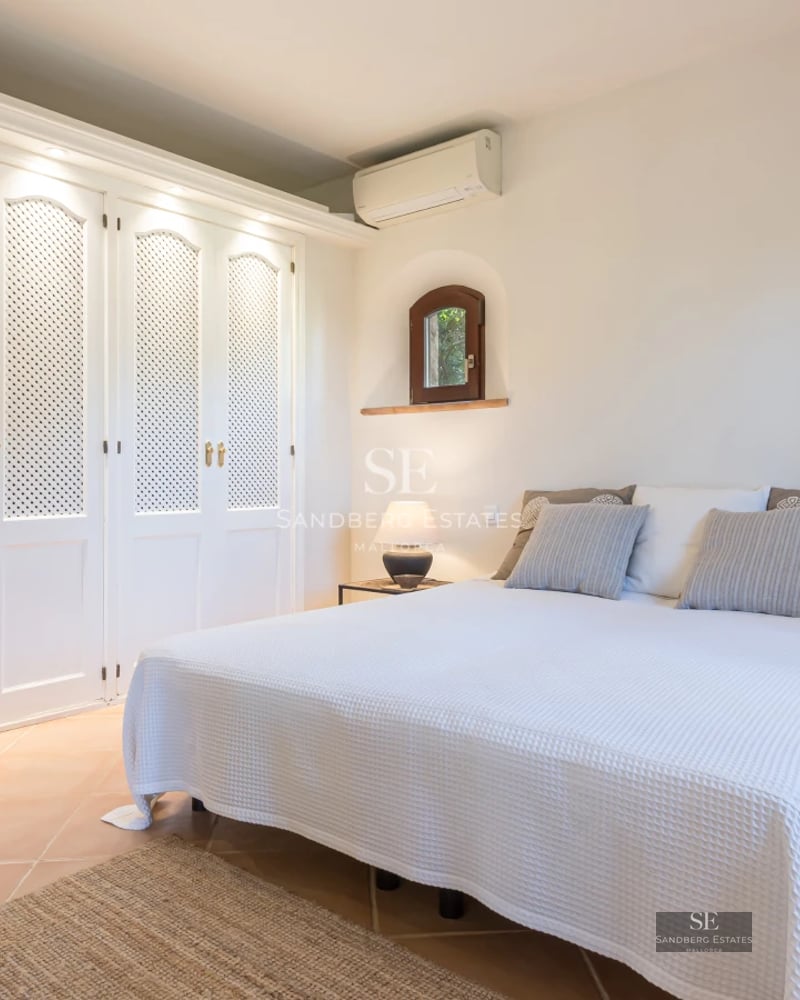 View of a modern villa featuring an infinity pool, lush garden, and spacious terraces. Minimalist architecture, ideal for relaxation.