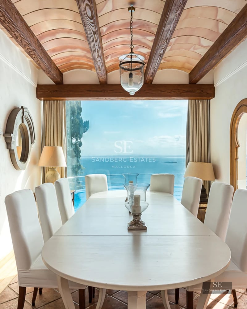 Vue extérieure d'une villa moderne avec piscine, transats et grand jardin. Design minimaliste avec de grandes fenêtres et lumière naturelle.