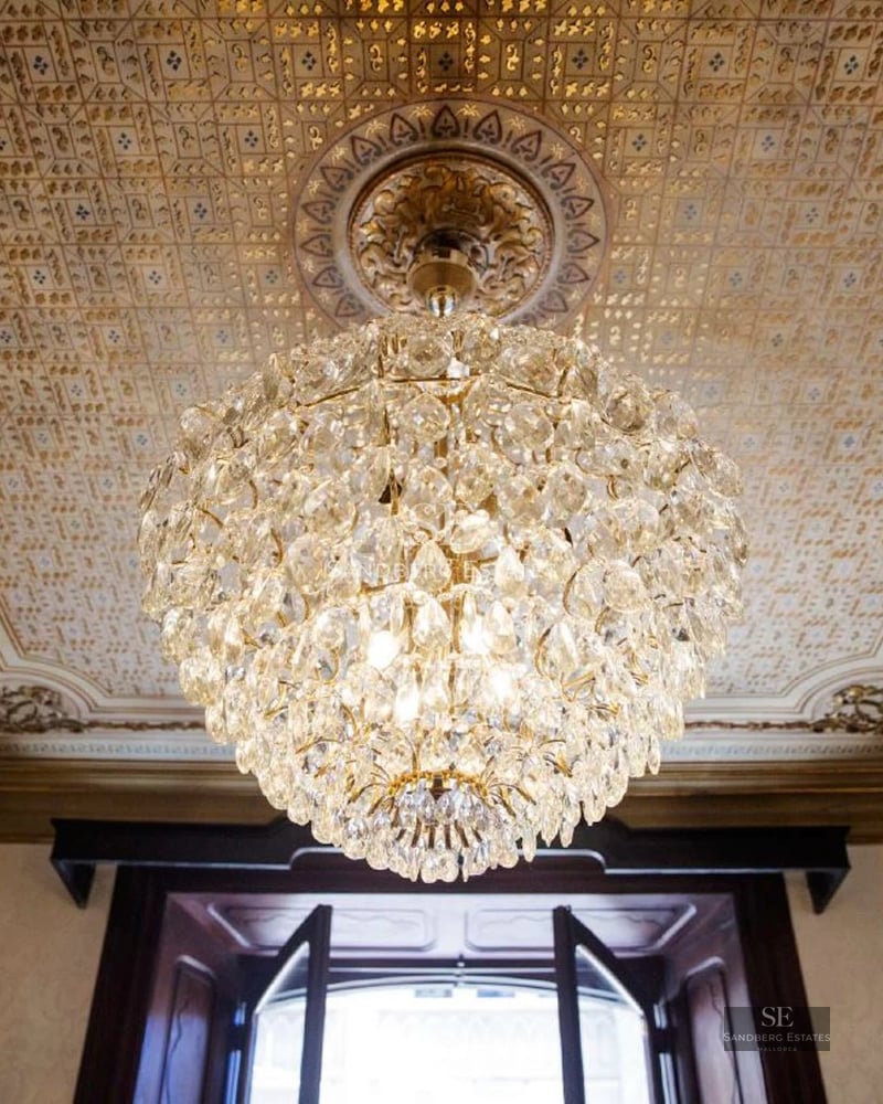 Minimalist terrace with infinity pool and panoramic sea view. Modern design, clean lines, elegant furniture. Abundant natural light.