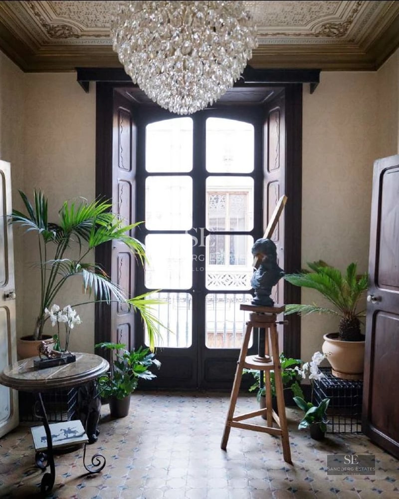 Exterior view of modern villa with infinity pool. Minimalist design, large terraces, window walls and lush garden. Luxury and comfort.