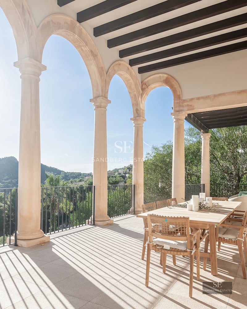 Exterior of a modern villa with an infinity pool. Minimalist design, spacious terraces, and lush vegetation. Panoramic views.