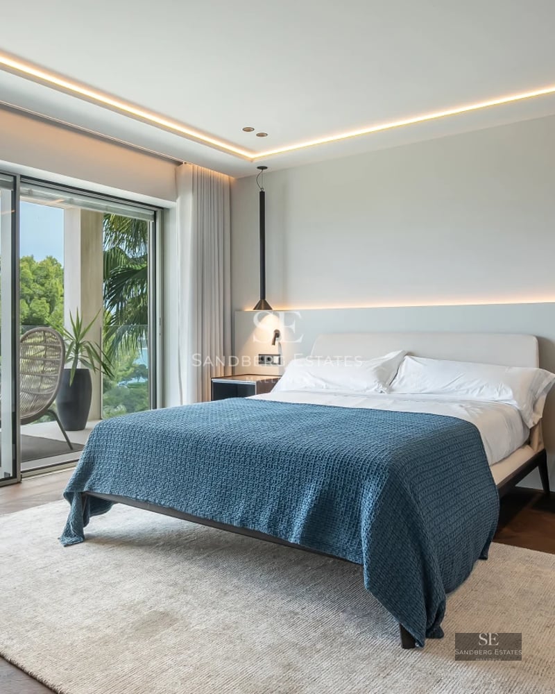 Modern terrace featuring an infinity pool with panoramic sea views. Minimalist design with elegant furniture and lush landscaping.