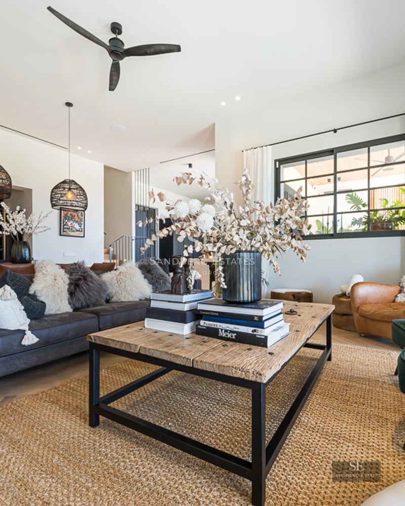 Vaste extérieur avec piscine, transats, végétation luxuriante et architecture moderne. Ambiance relaxante et lumineuse.