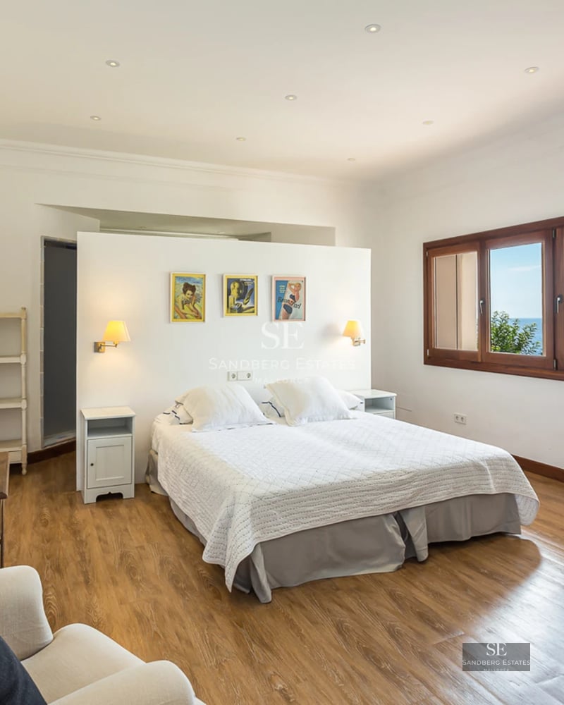 Vue extérieure d'une villa moderne avec piscine à débordement, grandes baies vitrées, jardin luxuriant et architecture contemporaine. Design élégant.