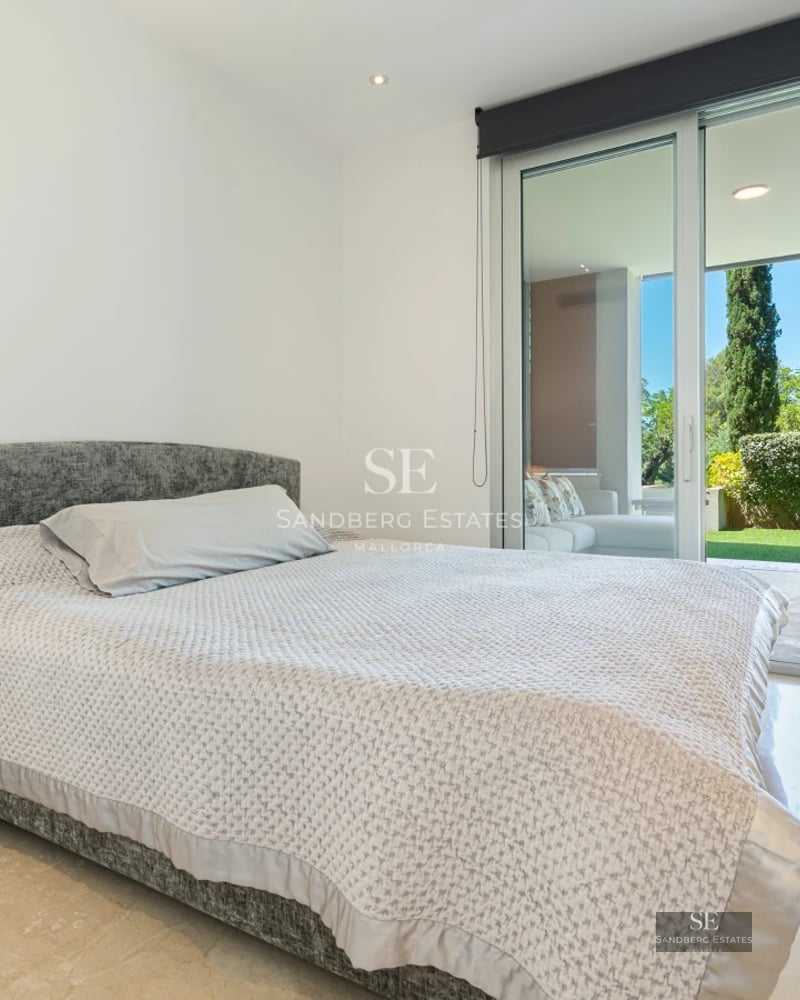 Spacious terrace with infinity pool. Modern design, panoramic views and elegant outdoor furniture. Luxury and comfort.