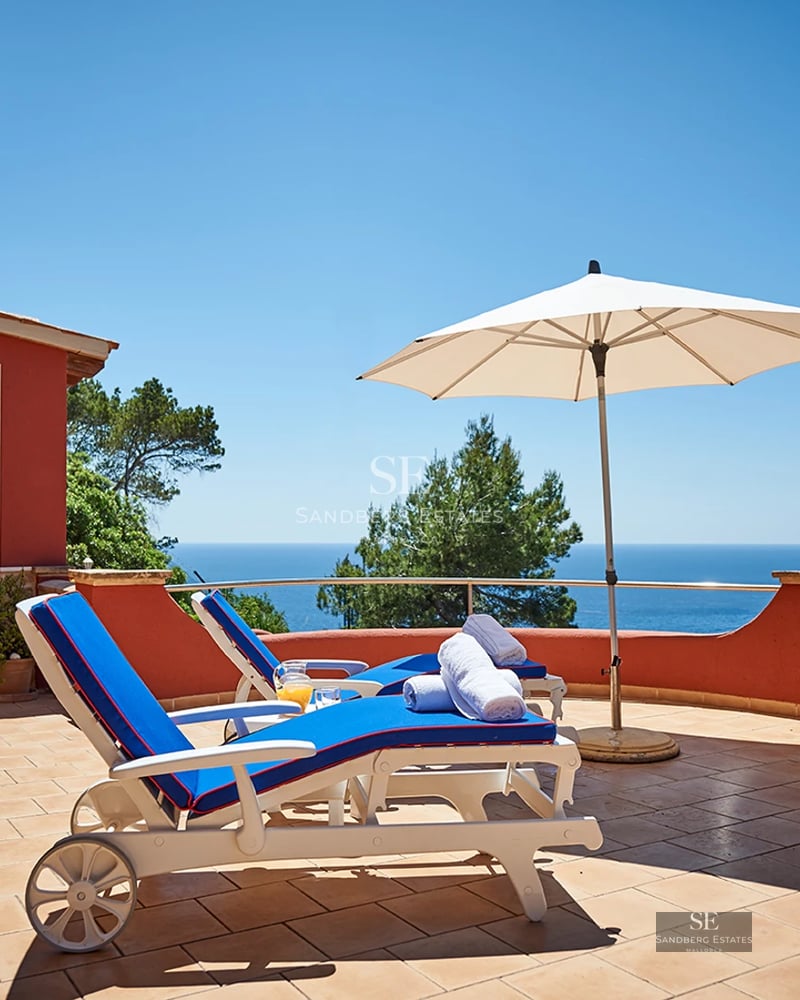 View of pool with terrace, sun loungers, and lush vegetation. Modern architecture with large windows and high-quality finishes.