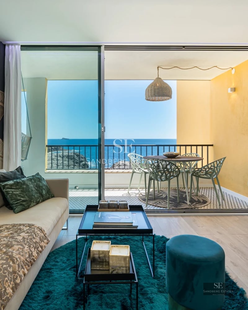 Exterior view of a modern villa featuring an infinity pool, gardens, and spacious open areas. Minimalist architecture and high-end finishes.