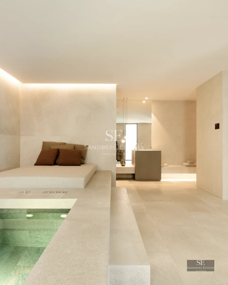 Panoramic view of an elegant house with infinity pool, surrounded by greenery and with ample relaxation areas. Modern design and high-end finishes.