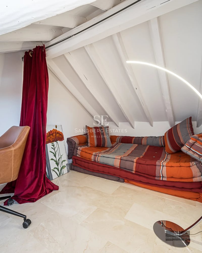 Spacious terrace with swimming pool, sun loungers and umbrellas. Modern architecture with large windows and unobstructed views. Elegant and relaxing design.