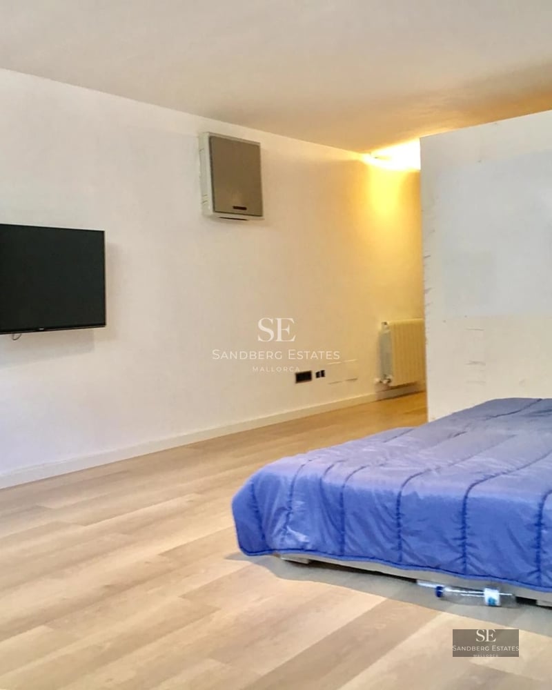 Panoramic view of a modern property featuring an infinity pool and lush gardens. Minimalist architecture with large window fronts.