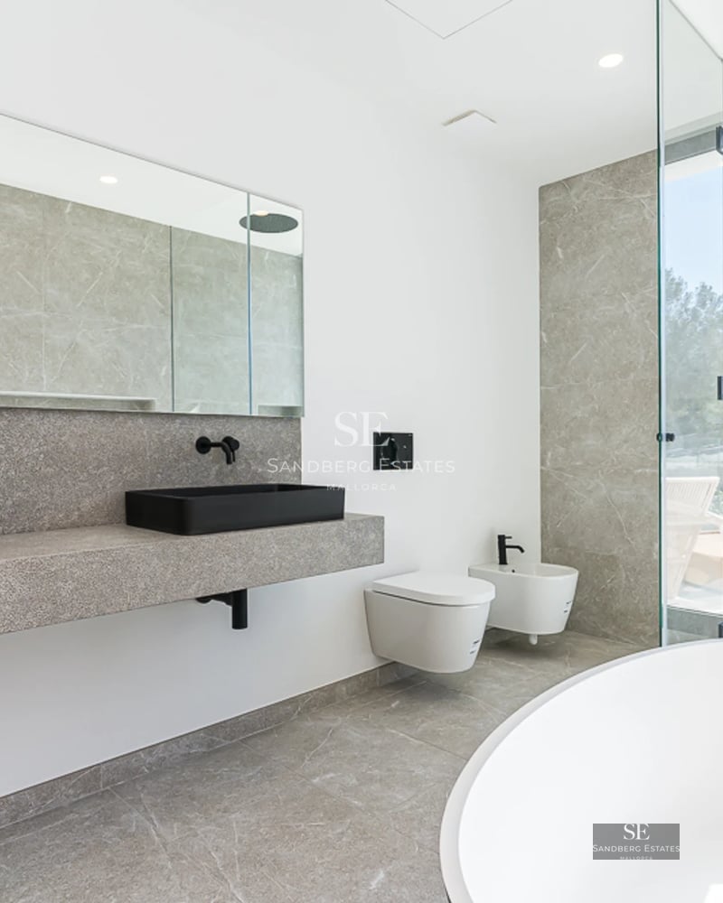 Vue extérieure d'une villa moderne avec piscine à débordement, jardin soigné, architecture minimaliste et grandes fenêtres. Design élégant.