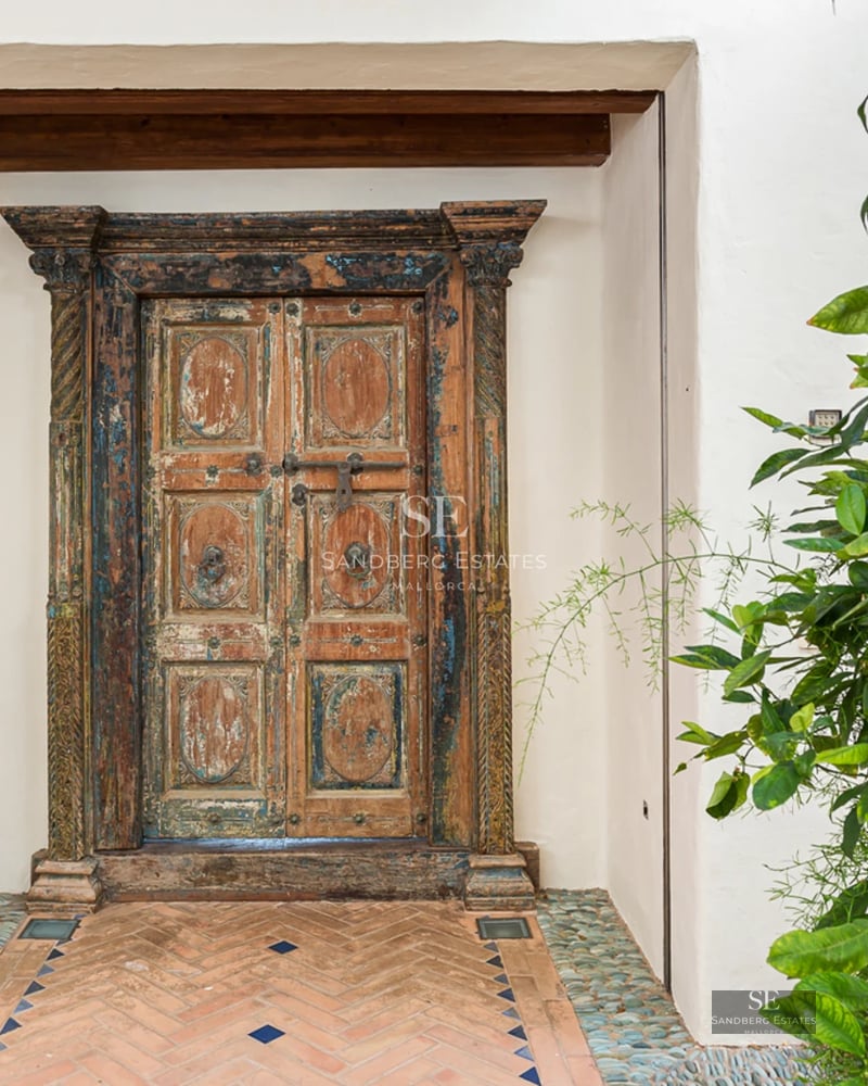 Vue panoramique d'une villa moderne avec piscine à débordement, jardin luxuriant et terrasse couverte. Design élégant et contemporain.