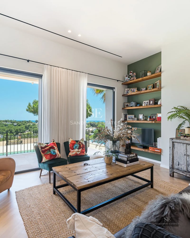 Vue extérieure d'une villa moderne avec piscine, grandes fenêtres et aménagement paysager luxuriant. Design architectural élégant et contemporain.