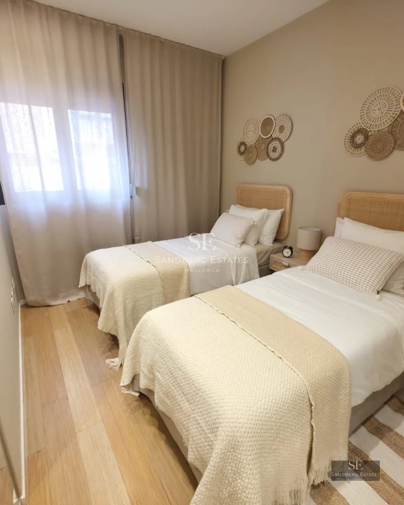 Spacious terrace with infinity pool. Modern architecture with panoramic views. Elegant and minimalist outdoor furniture.