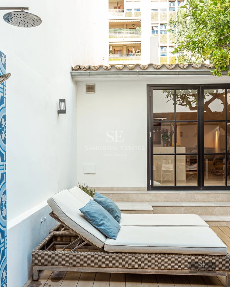 Exterior view of modern villa with infinity pool, lush garden and large balcony. Minimalist architecture with expansive windows.