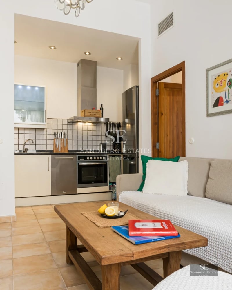 Spacious living room with pool and sea view. Large windows, light wood floors, modern furniture and terrace with direct pool access.