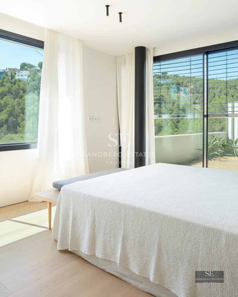 Image of a luxurious villa with pool, modern architecture, large windows, and lush vegetation. High-quality finishes.