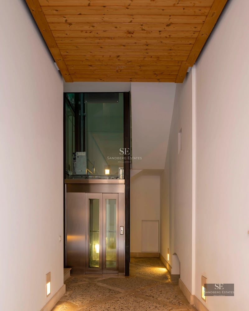 View of a modern house with an infinity pool and large windows. Lush garden and minimalist architecture.