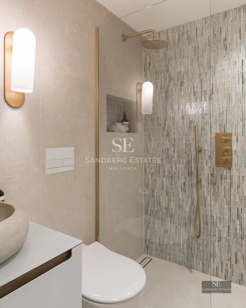 Spacious living room with large windows, balcony with panoramic sea views. Modern and elegant furnishings. Natural lighting.