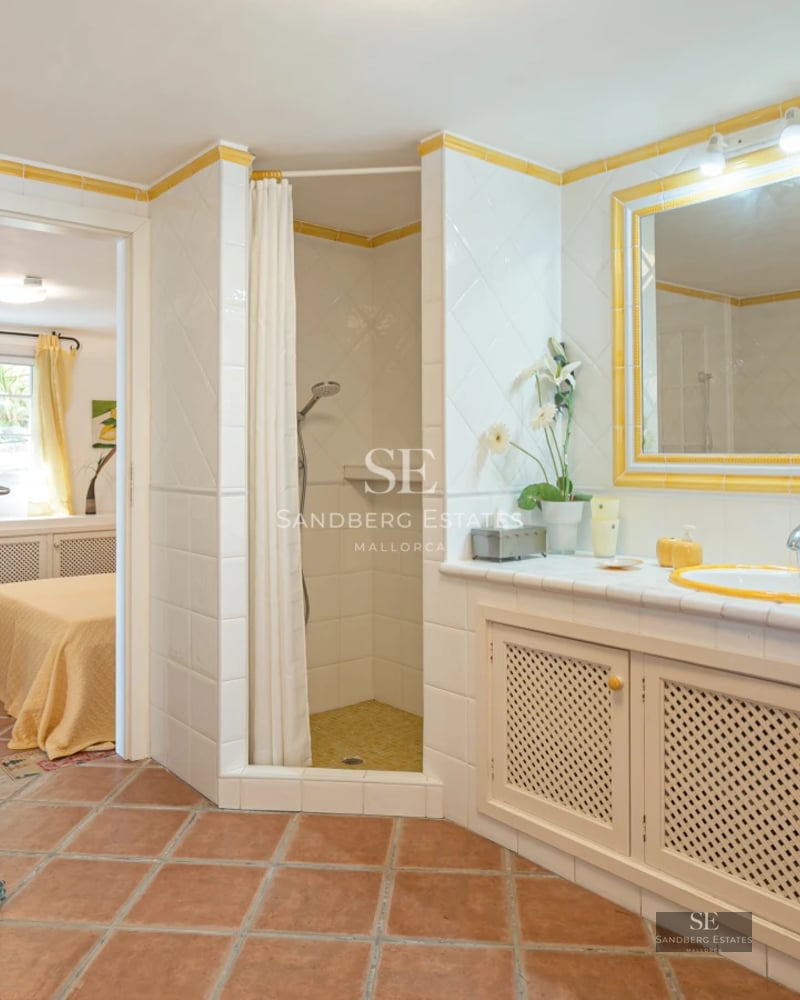 Spacious living room with fireplace, natural light, modern sofas and access to a terrace with panoramic views. Elegance and comfort.