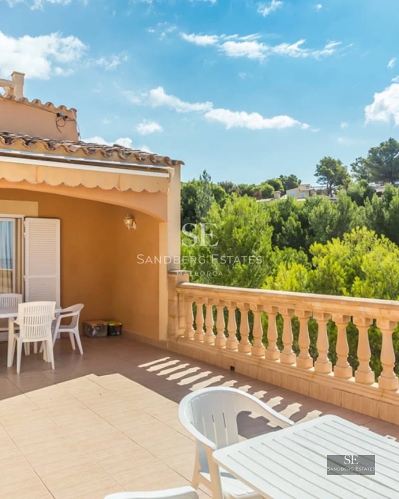 Image of a modern villa with pool, lush garden, and sunny terrace. Contemporary architecture, ideal for enjoying the outdoors.