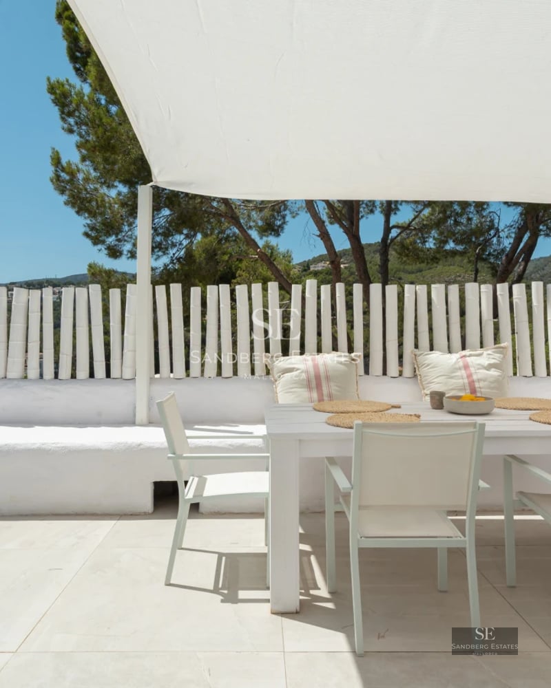 Luxurious exterior with infinity pool, terrace with sun loungers, garden and panoramic views. Modern architecture with large windows.