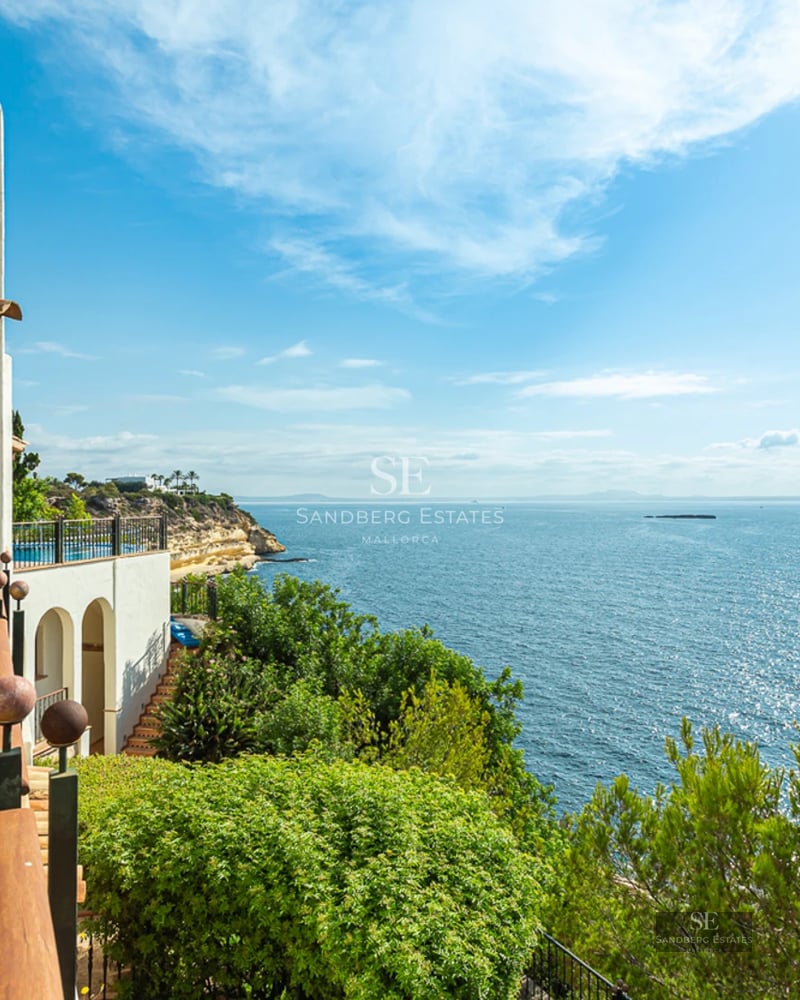 Vue extérieure d'une maison moderne avec piscine, jardin luxuriant et grandes fenêtres illuminant l'intérieur.
