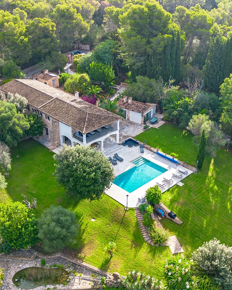 Modern villa featuring an infinity pool. Contemporary architecture, spacious terraces, and panoramic views. Minimalist design and luxury finishes.