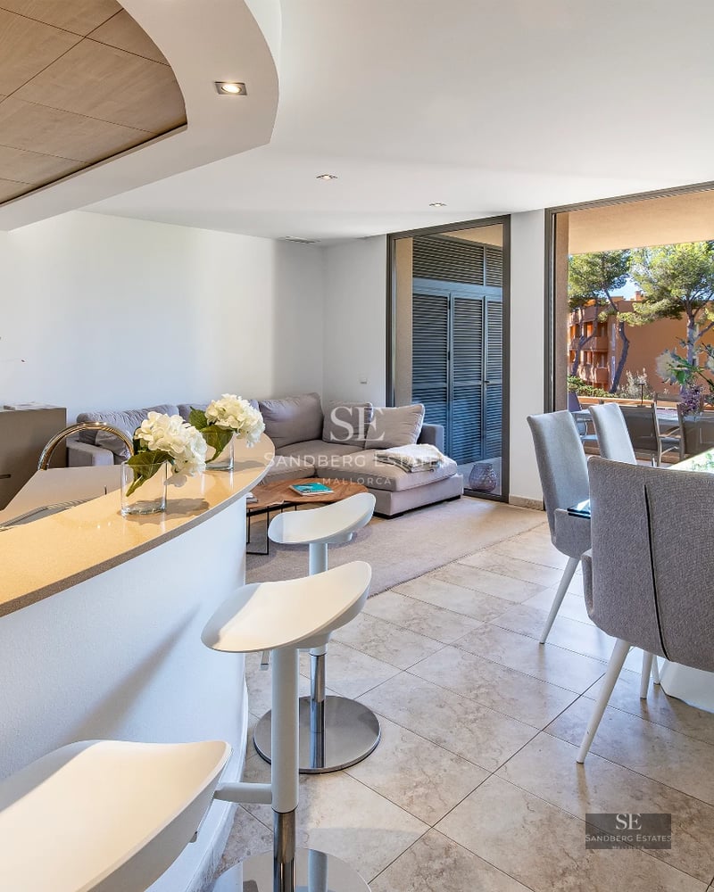 Image of a luxurious villa with an infinity pool and sea view. Modern design, spacious areas and high-quality finishes.