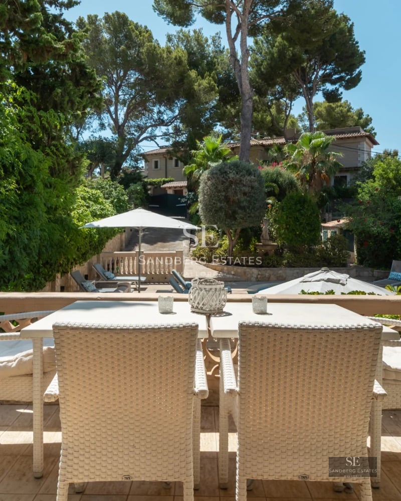 Spacious terrace with pool, sun loungers and garden views. Modern and elegant design. Ideal for relaxation and entertaining.