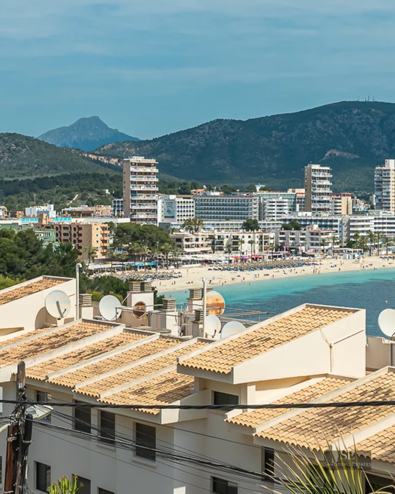 Modern interior featuring a large balcony, sea view, pool, and elegant furniture. Luxurious finishes and natural lighting.