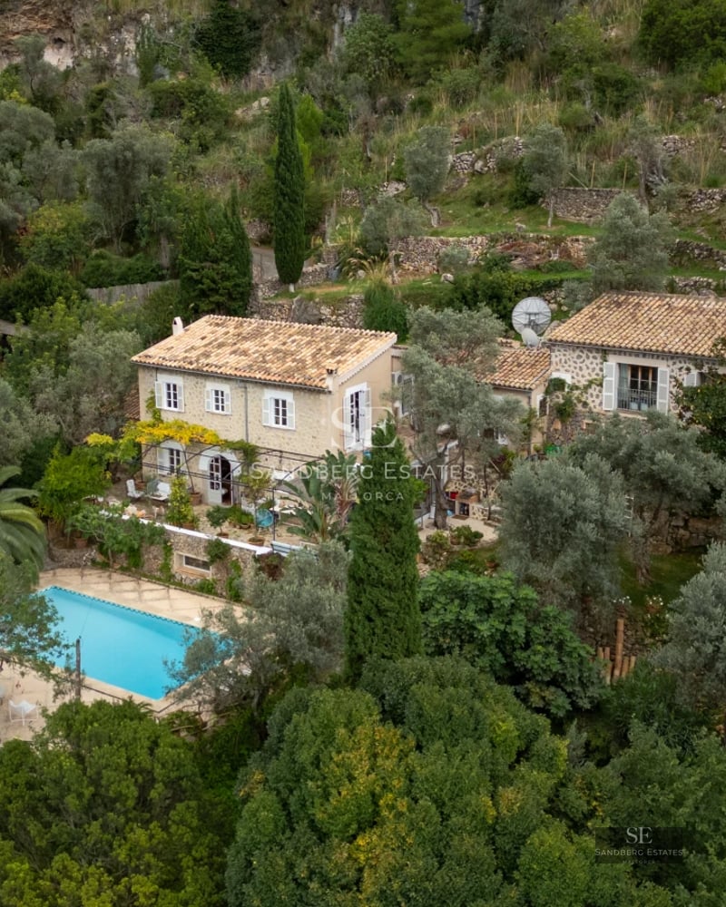 Spacious balcony with panoramic sea views, modern and elegant furniture, ideal for relaxing and enjoying the scenery.