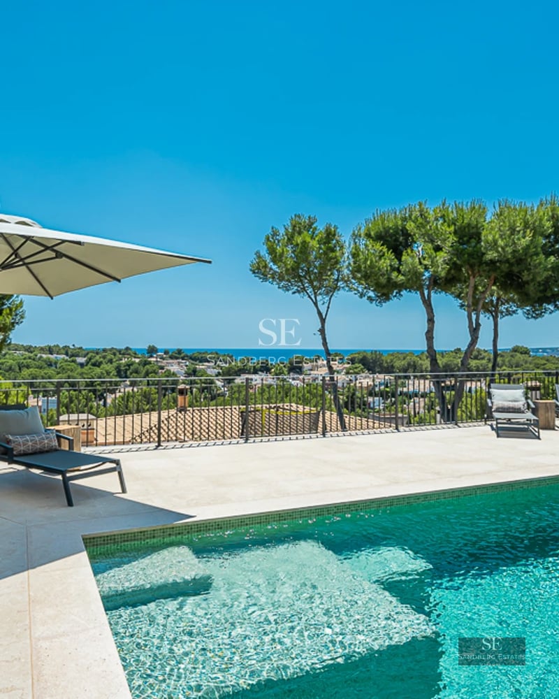 Terrasse élégante avec vue sur piscine et jardin luxuriant. Architecture moderne, mobilier design et palette de couleurs neutres.