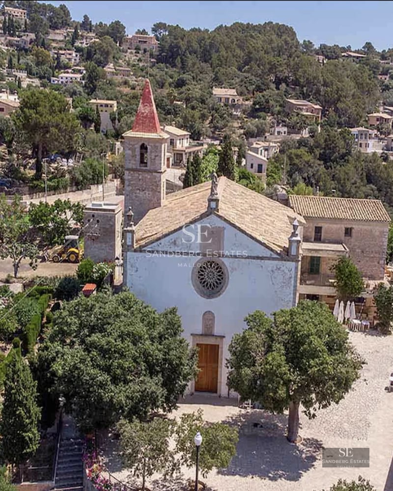Exterior view of a modern villa featuring an infinity pool, lush garden, and spacious terraces. Contemporary architecture and high-end finishes.
