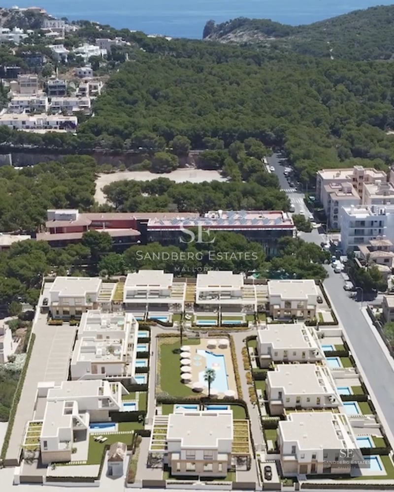 Spacious pool with lounge chairs and umbrellas surrounded by lush garden in a luxurious property. Modern architecture and stunning views.
